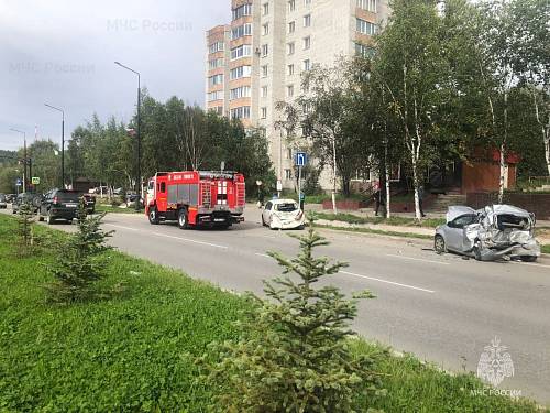 В Тынде в жестком ДТП в одной из машин зажало двоих мужчин