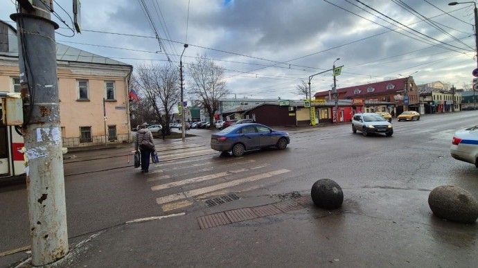 В Туле на Оборонной водитель на «Лада Веста» сбил женщину