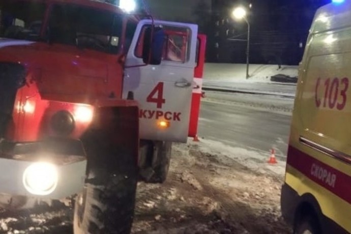 В центре Курска полностью сгорел жилой дом из дерева