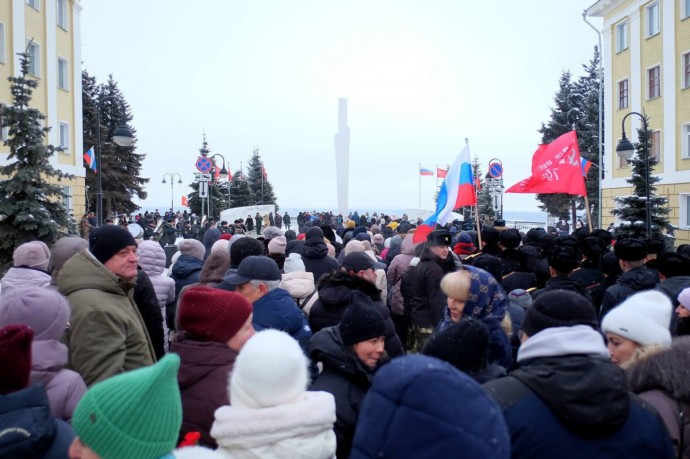 Кировчане возложили цветы к Вечному огню