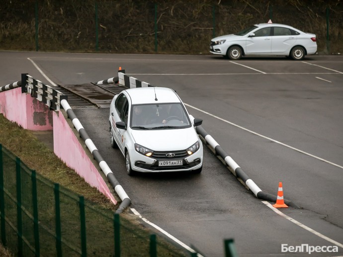 Гладкову пожаловались на низкие зарплаты инструкторов и плохие авто на школьных автокурсах