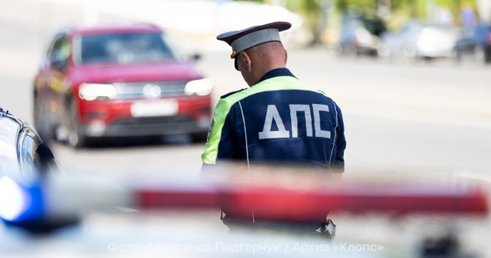 В Калининграде микроавтобус врезался в грузовик, гружёный бетонными плитами