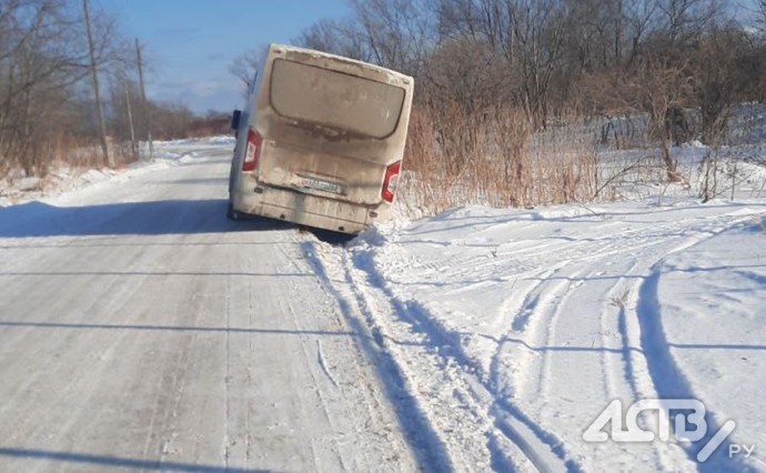 Автобус с пассажирами застрял в сугробе в Долинском районе