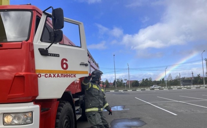 В Южно-Сахалинске огонь охватил помещение с дизель-генератором