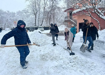 Специалисты госучреждения и студенты помогли коммунальщикам в борьбе со снежным коллапсом