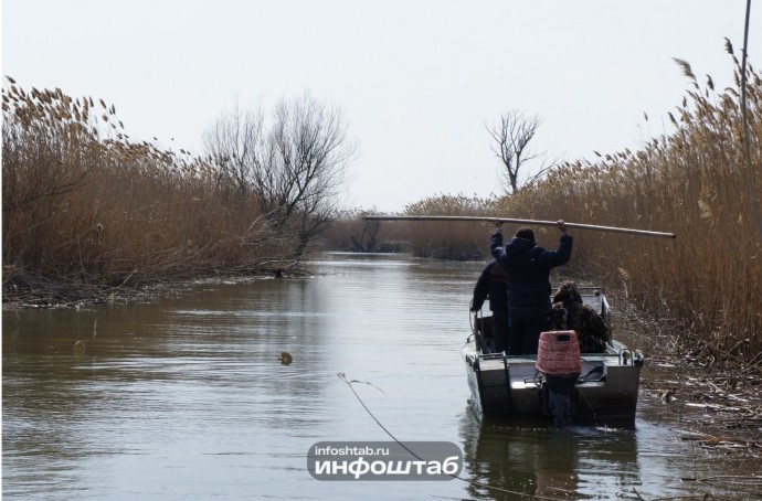 Астраханских рыбаков на лодках будут проверять на алкоголь и требовать паспорт