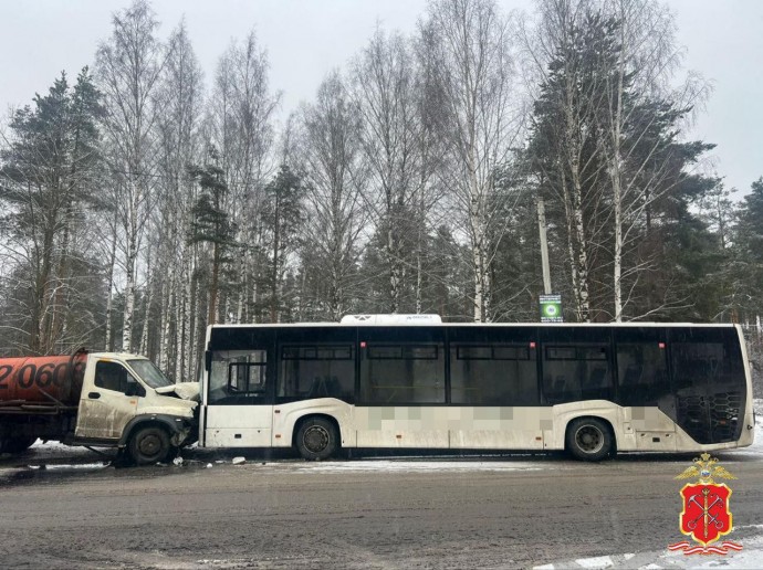 Грузовик и автобус столкнулись лоб в лоб во Всеволожском районе