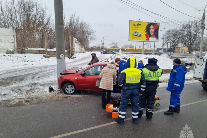 В Орле на Московском шоссе водитель авто врезался в столб освещения