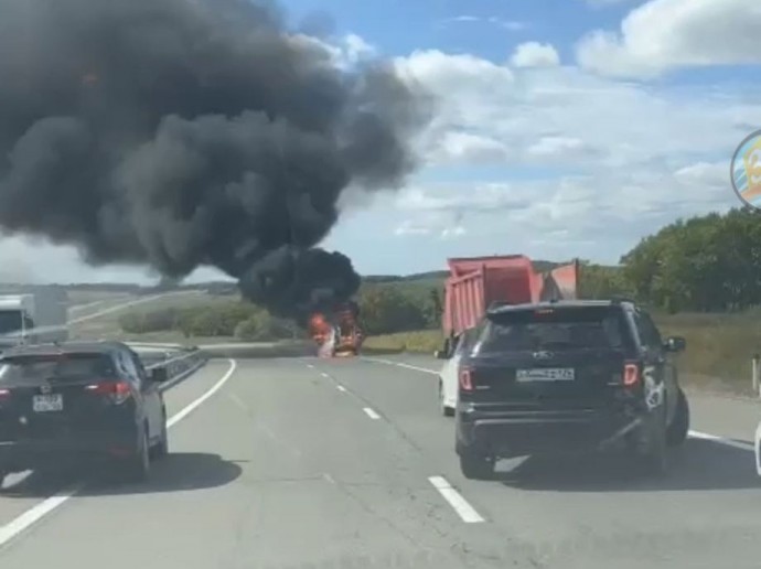 Дым столбом: на трассе в Приморье полыхает автомобиль