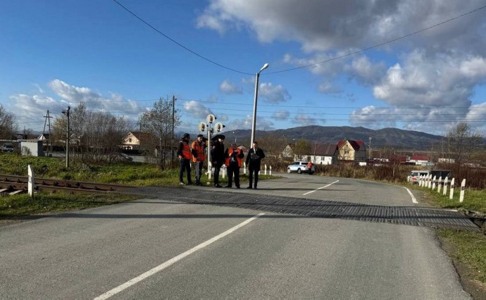 Госавтоинспекция обнаружила на сахалинских жд-переездах деформированные знаки и отсутствие столбиков