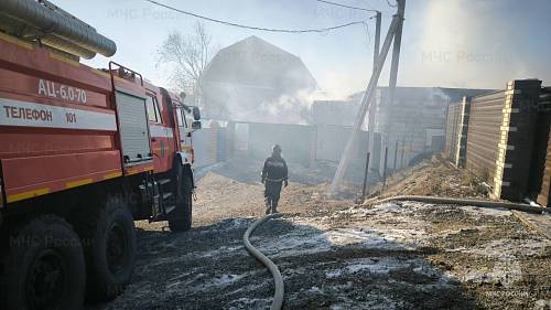 В Чигирях пожар охватил дом и гараж