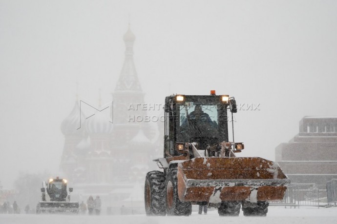 Городские службы продолжают очищать улицы Москвы от снега