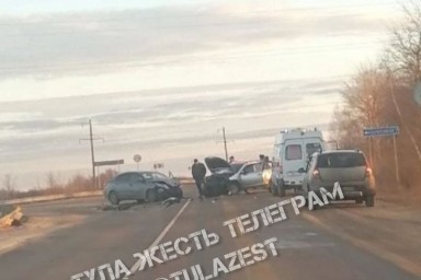 Два автомобиля искорежило после столкновения в Воловском районе