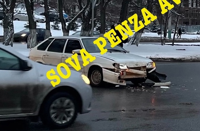 На улице Пушкина в Пензе разбился легковой автомобиль