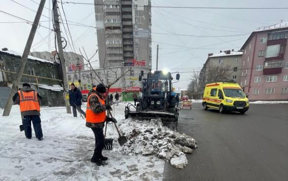 В Курске дорожники продолжают уборку городских улиц