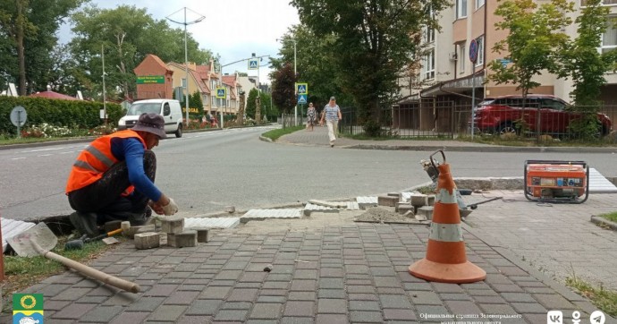 В Зеленоградске начали менять тактильную плитку на 11 улицах, на ещё одной она появится впервые