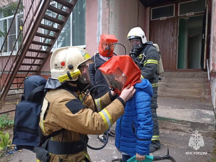 В Старой Руссе на пожарных учениях в детсаду спасли двух человек