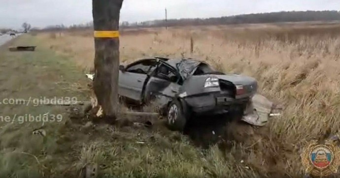 В Багратионовском районе легковушка пошла на обгон, столкнулась с другой машиной и вылетела с трассы