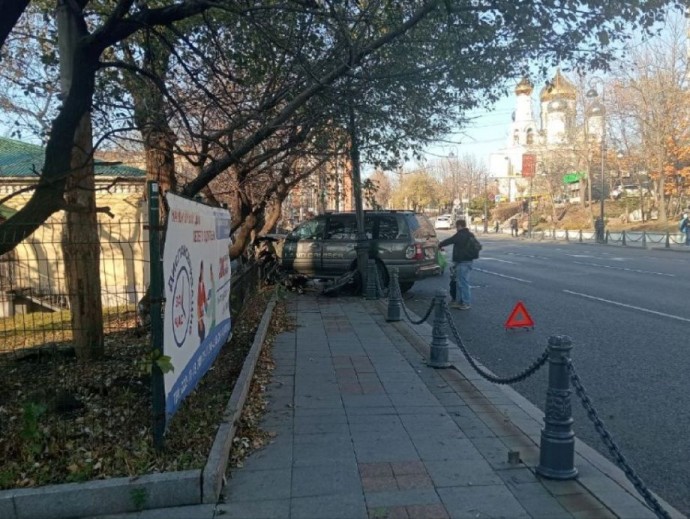 В центре Владивостока внедорожник протаранил ограждение