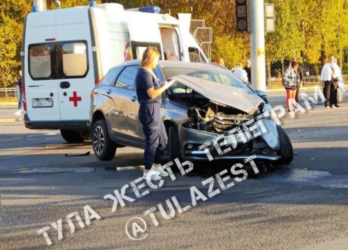 ДТП в Туле: столкнулись машина скорой помощи и LADA