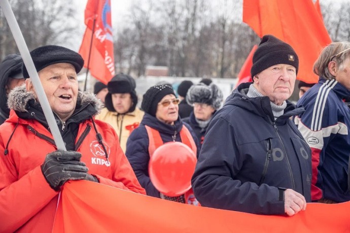 В годовщину Октябрьской революции коммунисты потребовали бюст Сталина