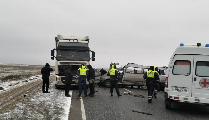 Пострадавших в ДТП с грузовиком под Астраханью увеличилось до 8 человек