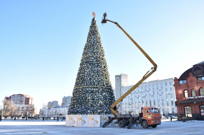 На площади Ленина в Пензе начали демонтаж новогодней елки