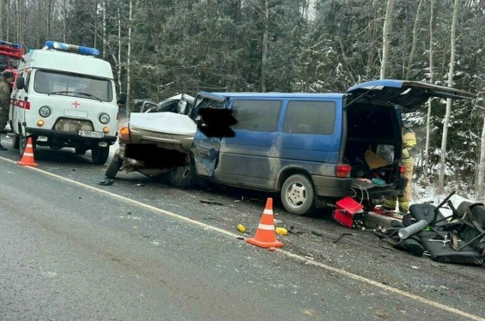 Три человека погибли в ДТП с участием микроавтобуса и легковушки под Кировом