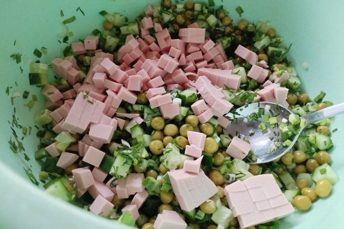 За месяц поезда РЖД перевезли семь тысяч тонн продуктов для оливье