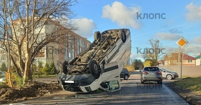 Сработали подушки безопасности и отлетел бампер: в Калининграде на окружной перевернулся микроавтобус