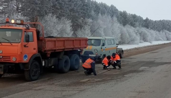 В Башкирии ямы латают с помощью холодного асфальта