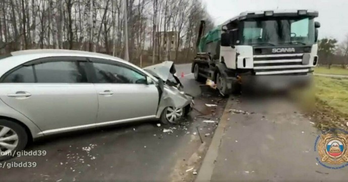 На трассе Калининград — Полесск грузовик врезался в легковушку, её водителя и пассажира увезли в БСМП