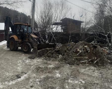 В водоохранной зоне Иркутска убрали несанкционированную свалку