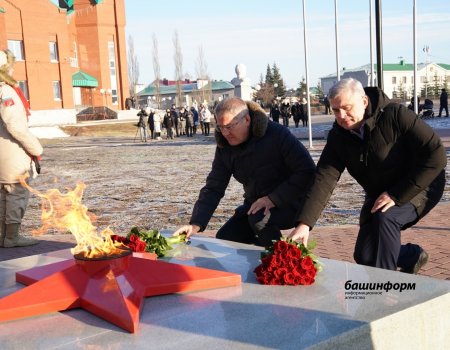 Радий Хабиров возложил цветы к Вечному огню в Краснокамском районе