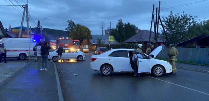 Жительница Усть-Канского района на «Ниссане» устроила ДТП в Горно-Алтайске