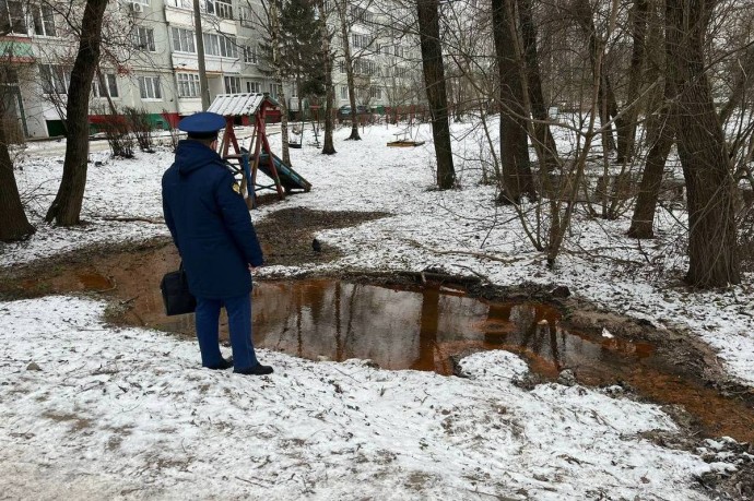 В Тверской области возле детской площадки перестала течь зловонная жижа