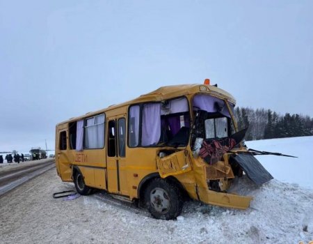 В Башкирии столкнулись бензовоз и школьный автобус с детьми