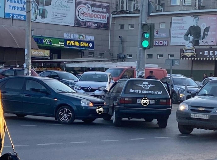 В пензенском микрорайоне Шуист произошла авария, движение осложнено