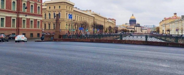 На Поцелуевом мосту заменили асфальт