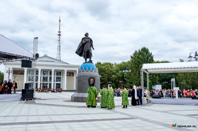 Памятник Невскому довел до суда