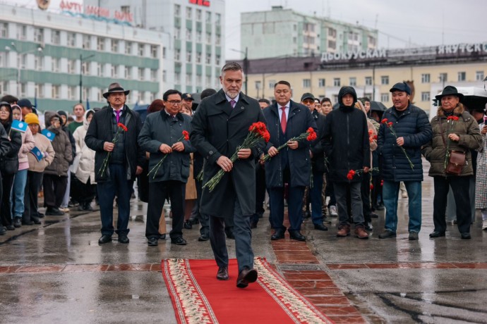 Премьер Якутии Кирилл Бычков возложил цветы к памятнику Платону Ойунскому