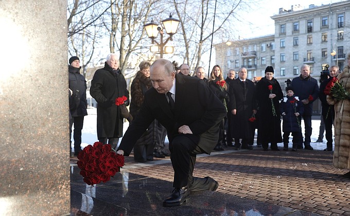 Возложение цветов к памятнику первому мэру Санкт-Петербурга Анатолию Собчаку