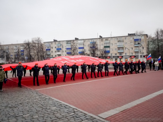 В Пензе развернули гигантскую копию Знамени Победы площадью 200 квадратных метров