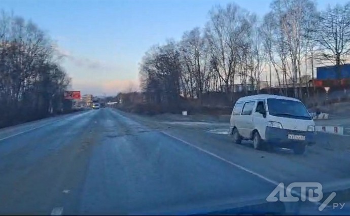 "Перед туристами стыдно": сахалинка пожаловалась на большегрузы, которые пачкают охотскую трассу