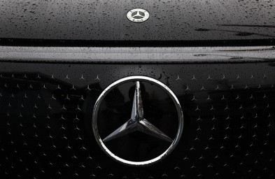 Выпускающая эмблемы для Mercedes-Benz компания объявила о банкротстве