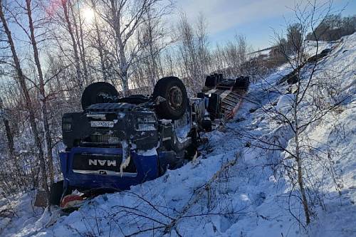 На трассе Белогорск — Благовещенск опрокинулась фура