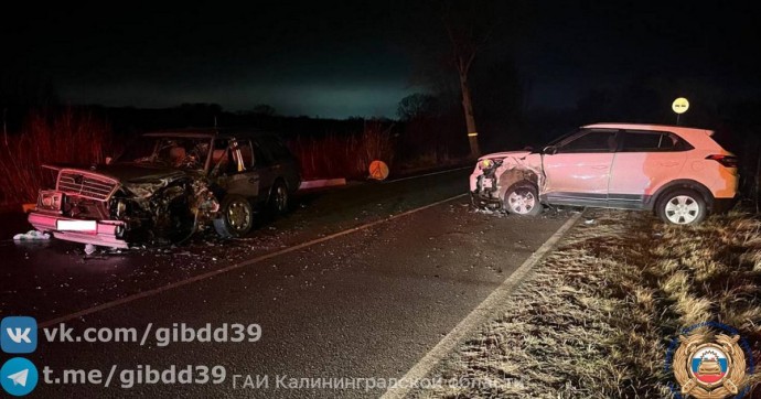 Под Калининградом внедорожник выехал на встречку и врезался в легковушку