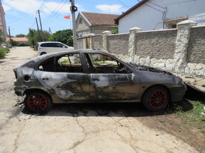 В Саках задержали поджигателя автомобиля, который бросил окурок в багажник