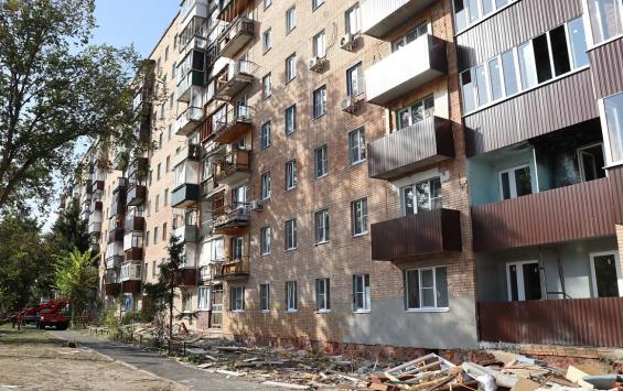 В Курске в доме, пострадавшем в результате падения обломков ракеты, начали остекление балконов