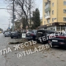 Из-за сильно ветра в Туле дерево свалилось на припаркованные автомобили